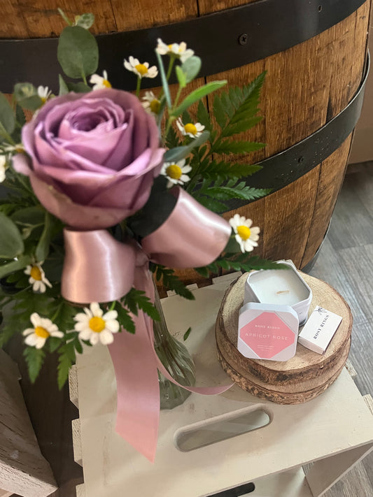 Bud vase witth Rosy Ring Candle